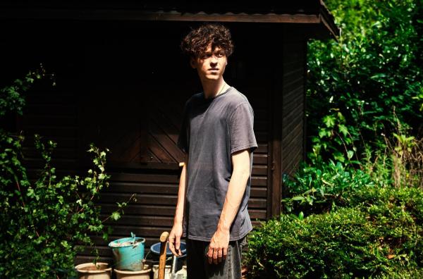 Bild 1 von 25: Im Bild: Muss Mike (Jeremias Meyer) fürchten, dass alles, was er im Garten macht, von den Nachbarn beobachtet wird?