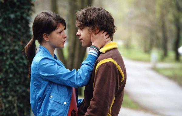 Bild 1 von 19: Liebe mit Hindernissen: April (Sidney Gersina, l.) und Ben (Marco Bretscher Coschignano, r.) ...