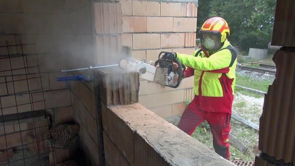 Bild 1 von 2: Wer dachte, Motorsägen fände man nur im Wald, der irrt: Längst kommen sie auch auf dem Bau zum Einsatz. Dank der messerscharfen Kette und dem starken Zweitaktmotor stellt auch Stein kein Hindernis für die Maschine dar.