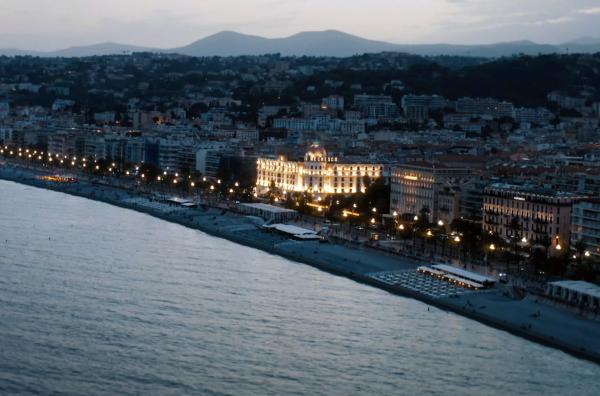 Bild 1 von 6: Die fünf Männer verschwinden drei Minuten nach dem Diebstahl im Musée des Beaux-Arts auf der beliebten Uferpromenade der Côte d?Azur, die gerade zur Hochsaison von Sommertouristen und Badegästen überlaufen ist.