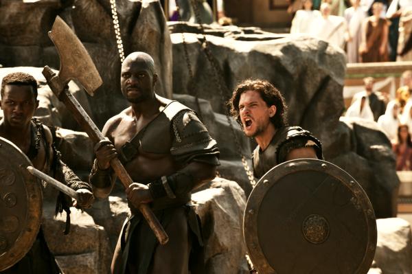 Bild 1 von 24: Haben die Sklaven Milo (Kit Harington, r.) und Atticus (Adewale Akinnuoye-Agbaje, M.) eine Chance gegen die perfekt ausgerüsteten Soldaten von Senator Corvus?