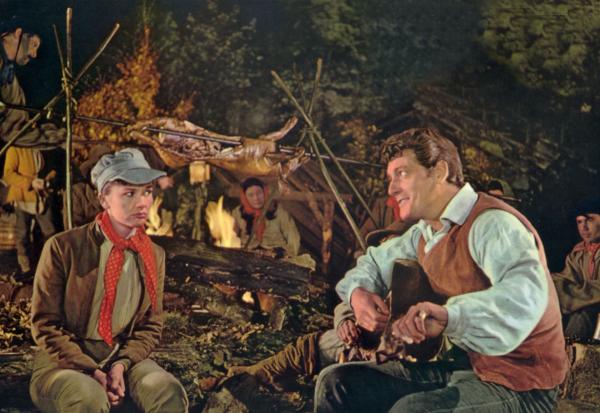 Bild 1 von 1: Die couragierte Komtess Franziska (Liselotte Pulver) hat sich äußerlich in einen jungen Räuber verwandelt. So dient sie dem Hauptmann (Carlos Thompson, re.) als Bursche.