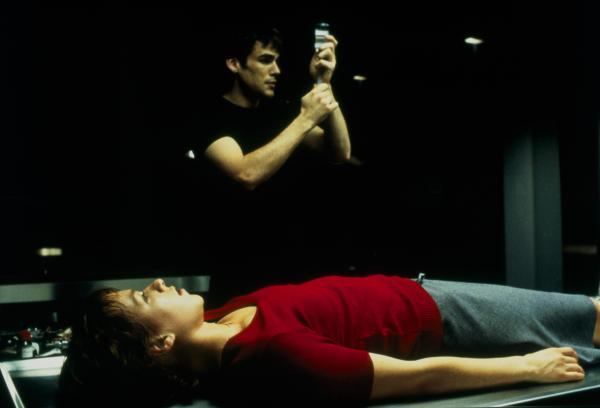 Bild 1 von 3: Paula (Franka Potente) wird plötzlich selbst zur Zielscheibe medizinischer Experimente, als Caspar (Sebastian Blomberg) versucht, seine medizinischen Fähigkeiten an ihr zu erproben.