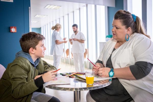 Bild 1 von 10: Während seine Mutter untersucht wird, kümmert sich Frauke (Manuela Wisbeck, r.) um Fritz (Neven Metekol, l.).