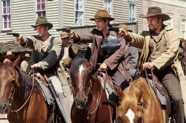 Bild 1 von 2: Jesse James (Colin Farrell, m.) und seine Mitstreiter Cole Younger (Scott Caan, l.) und Frank James (Gabriel Macht, r.) behalten ihr Ziel fest im Auge.