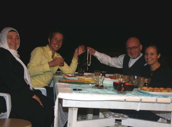 Bild 1 von 9: Willi und Familie Noyan beim morgendlichen Essen vor Fastenbeginn.