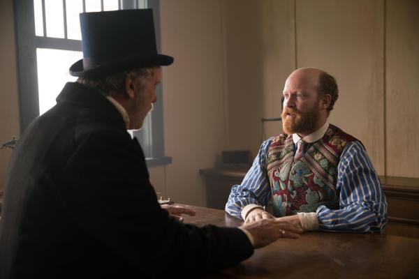 Bild 1 von 3: Charlie Frost (Byron Coll, r.)