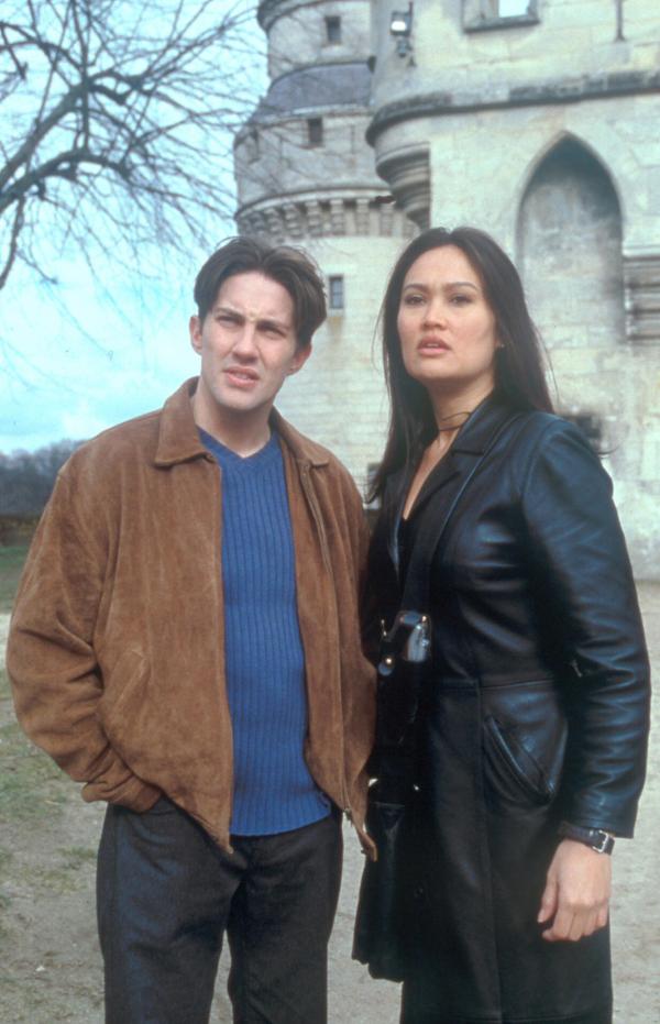 Bild 1 von 18: Die attraktive Sydney Fox (Tia Carrere) ist Professorin für Kunstgeschichte an der Universität von Toronto. Aufgrund ihrer oft recht unorthodoxen Vorgehensweise bei der Suche nach verschollenen Artefakten aller Art hat sie mit ihrem Assistenten Nigel (Christien Anholt) meist abenteuerliche Missionen zu meistern.