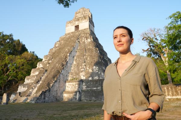 Bild 1 von 11: Warum ging das Reich der Maya unter? Hannah Emde ist unterwegs in Tikal, einer der wichtigsten antiken Städte der Maya.