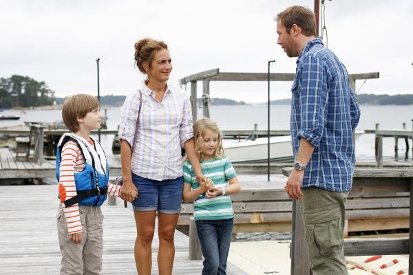 Bild 1 von 8: Kommissar Thomas (Jakob Cedergren) trifft am Hafen auf Nora (Alexandra Rapaport) und ihre Kinder. Vielleicht kann die charmante Juristin der Polizei auch bei den Ermittlungen zu dem neuen Mordfall mit ihrer Ortskenntnis zur Seite stehen.