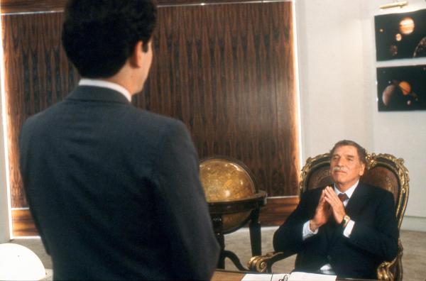 Bild 1 von 1: Weil er ihn fälschlicherweise für einen Schotten hält, schickt der Ölmilliardär Happer seinen Manager MacIntyre in ein abgelegenes schottisches Fischerdorf, um es aufzukaufen und darauf eine riesige Raffinerie inklusive Ölhafen zu errichten. Doch die Dorfbewohner wissen genau, was MacIntyres Pläne sind und möchten ihren Heimatort nur zu einem exorbitant hohen Preis verkaufen. - Felix Happer (Burt Lancaster) teilt MacIntyre (Peter Riegert) seinen Auftrag für Schottland mit.