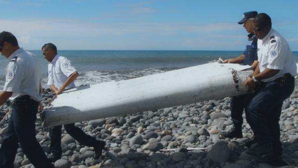 Bild 1 von 3: Eine erste Spur: Im Juli 2015 wird auf La Réunion eine Flügelklappe gefunden. Wie sich später herausstellt, stammt sie von MH370.