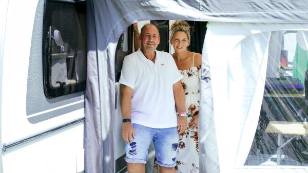 Bild 1 von 2: Nicole und Sascha Fingerhuth, die Kult-Camper aus Bonn
