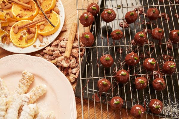 Bild 1 von 21: Im Bild: Mini-Schaumrollen, gebrannte Mandeln und Mozartkugeln