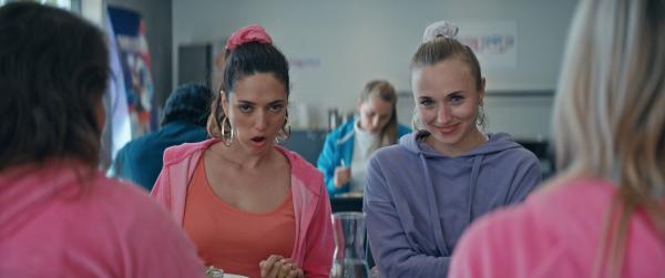 Bild 1 von 8: Lola Bouvier (Chloé Jouannet, 2.v.r.) isst mit ihren neuen Teamkolleginnen Jessica (Vanessa Guide, 2.v.l.), Sandy (Éléonore Costes, l.) und Cindy (Marion Creusvaux, r.) zu Mittag. Sie machen sich über alles und jeden lustig.