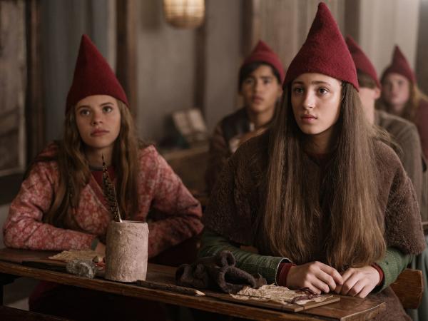 Bild 1 von 7: Tinka (Josephine Chavarria Hßjbjerg, rechts) und Vilma (Esther Marie Boisen Berg) in der Schule.