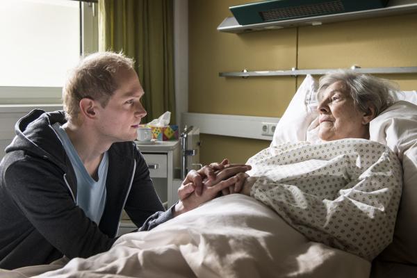 Bild 1 von 6: Klara (Ilse Strambowski) sieht ein, dass sie sich aus dem Leben ihres Sohnes Stef (Bernhard Conrad) raushalten muss.