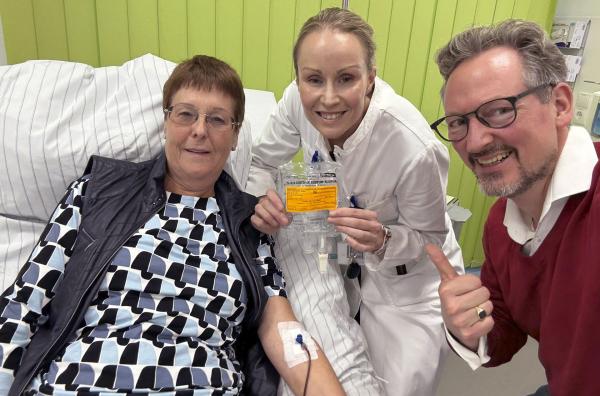 Bild 1 von 1: Eckart von Hirschhausen (r) mit Alzheimer-Patientin Klara W. und Neurologin Dr. Nadine Zimmermann (M) am Uniklinikum Bonn - nach der 1. Lecanemab-Gabe.