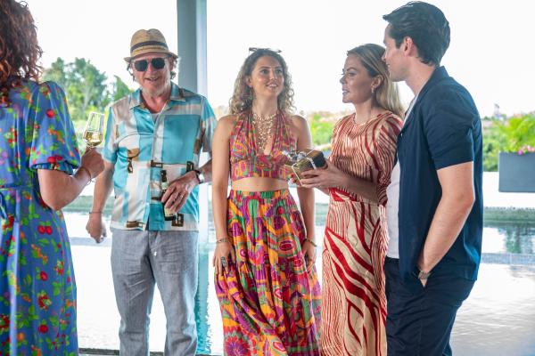 Bild 1 von 5: Debbie Clumson (Bronagh Waugh, l.) wird von ihrem Geschäftspartner Gerry Stableforth (Geoff Bell, 2.v.l.) zu einer festlichen Weihnachtsfeier eingeladen, an der auch seine Frau Bella (Patsy Kensit, 2.v.r.), seine Tochter Mariana (Amelia Clarkson, M.) und sein Sohn Benjamin (Freddy Carter, r.) teilnehmen. Doch der Abend nimmt eine unheilvolle Wendung, die das harmonische Zusammensein erschüttert.