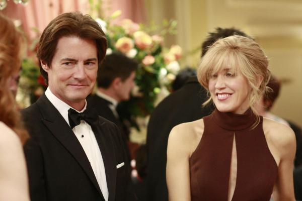 Bild 1 von 27: Nehmen an der Verleihung des Founder's Award teil und sind gespannt, wer die Auszeichnung erhält: Orson (Kyle MacLaclan, l.) und Lynette (Felicity Huffman, r.) ...