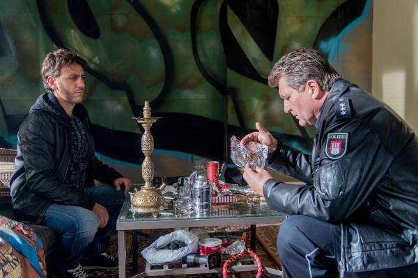 Bild 1 von 11: Hans (Bruno F. Apitz, r.) kommen langsam Zweifel wegen seines Vertrauens zu Apo, in dessen Wohnung er seinen Bruder Mesut (Cem-Ali Gültekin, l.) mit Drogen antrifft.