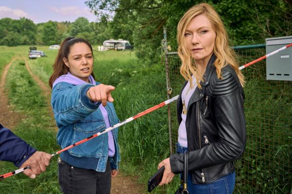 Bild 1 von 6: Nachdem eine berühmte Unternehmerin ermordet wurde, muss Kommissarin Amira Mahdi (Aylin Ravanyar, l.) die hartnäckige Journalistin Livia Martens (Johanna Christine Gehlen, r.) vom Tatort vertreiben.