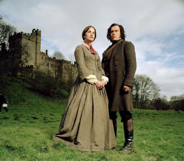 Bild 1 von 8: Jane Eyre (Ruth Wilson, l.); Rochester (Toby Stephens, r.);