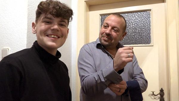 Bild 1 von 3: Der 15-jährige Nevio verfolgt mit Leidenschaft seinen Traum, Maler und Lackierer zu werden. Unterstützung erhält er von seinem Vater Roger, der als \