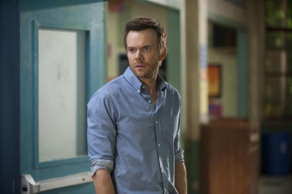 Bild 1 von 12: Schweren Herzens gesteht Jeff (Joel McHale), warum er den Kickertisch seit seiner Kindheit meidet ...