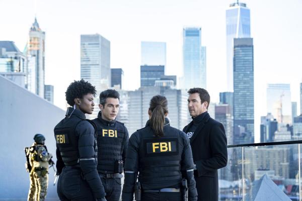 Bild 1 von 6: (v.l.n.r.) Special Agent Tiffany Wallace (Katherine Renee Kane); Special Agent Stuart Scola (John Boyd); FBI FTF SSA Remy Scott (Dylan McDermott)
