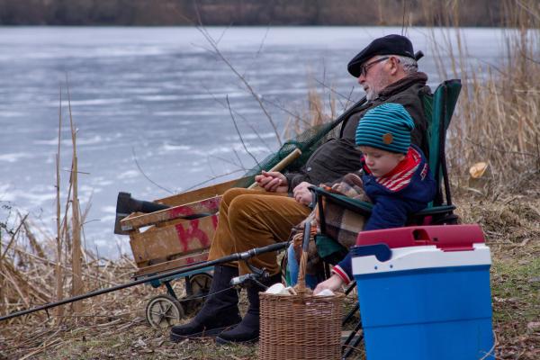 Bild 1 von 4: Felix (Piet Eckert) nimmt sich ein Karamellbonbon.
