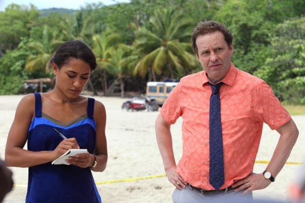 Bild 1 von 3: Florence Cassell (Joséphine Jobert) und DI Jack Mooney (Ardal O'Hanlon) nehmen die neusten Information zum Mord auf.