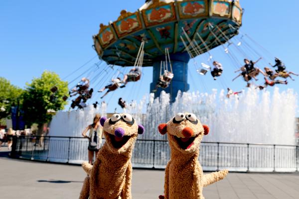 Bild 1 von 3: Die Erdmännchen-Detektive Jan & Henry sind dem Ballondieb im Freizeitpark auf der Spur.