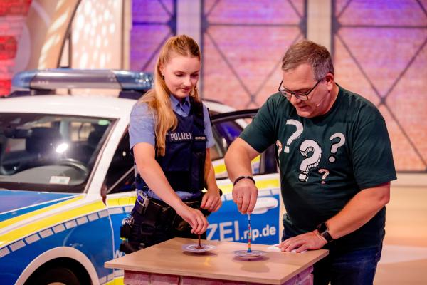 Bild 1 von 4: Polizeikommissarin Sarah Schräder zeigt Elton mithilfe von Kreiseln, welche Geheimnisse des Alltags in ihrem Beruf relevant sind.