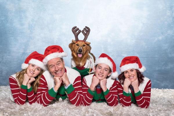 Bild 1 von 8: Eigentlich sind (v.l.n.r.) Stephanie (Zoey Deutch); Ned (Bryan Cranston), Scotty (Griffin Gluck) und Barb (Megan Mullally) eine glückliche, bodenständige Familie, doch dann bringt Stephanies neuer Freund einigen Unmut in die Familienharmonie ...