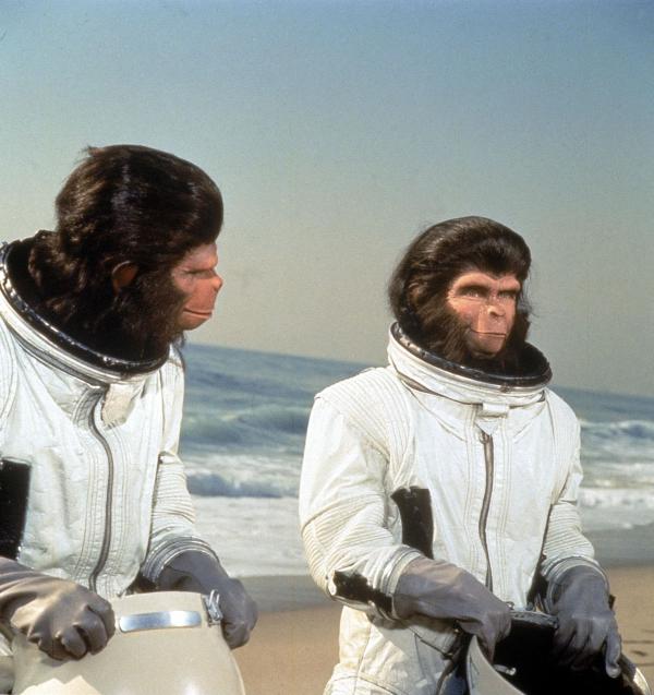 Bild 1 von 6: Dem intelligenten, der menschlichen Sprache mächtigen Schimpansenpaar Dr. Cornelius (Roddy McDowall, r.) und Dr. Zira und Dr. Milo (Sal Mineo, l.) gelingt mit einem notgelandeten US-Raumschiff die Flucht vom Planet der Affen. Sie begeben sich auf eine Zeitreise und landen schließlich in der Gegenwart an der Küste von Los Angeles ...