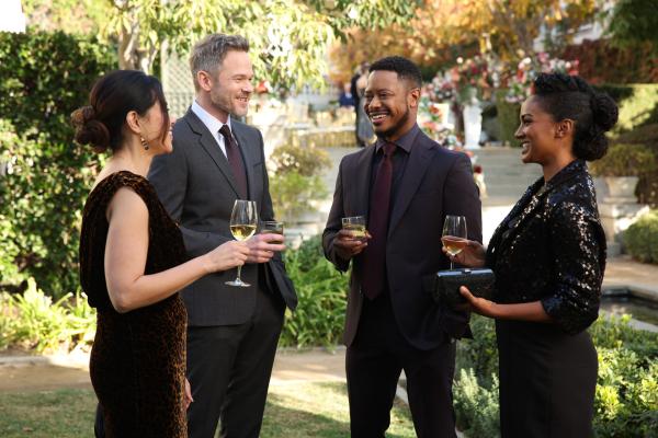 Bild 1 von 5: Angela (Alyssa Diaz, l.), Wesley (Shawn Ashmore, 2.v.l.), James (Arjay Smith, 2.v.r.) und Nyla (Mekia Cox, r.) genießen die Hochzeit von John und Bailey, als plötzlich ein dienstlicher Notfall eintritt, der die Feierlichkeiten unterbricht.