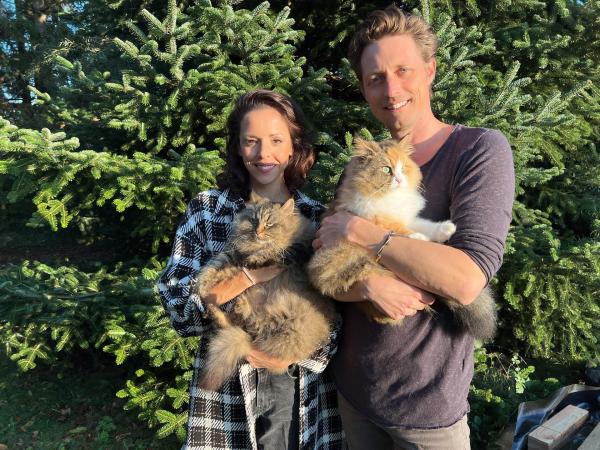 Bild 1 von 1: Im Bild: Die Musicaldarsteller und Schauspieler Marjan Shaki und Lukas Perman leben in einem kleinen Ort im Wienerwald. Dort geht es tierisch zu. Nicht nur drei Kaninchen, sondern auch die zwei Sibirischen Waldkatzen Luna und Baba verschönern ihr Leben.