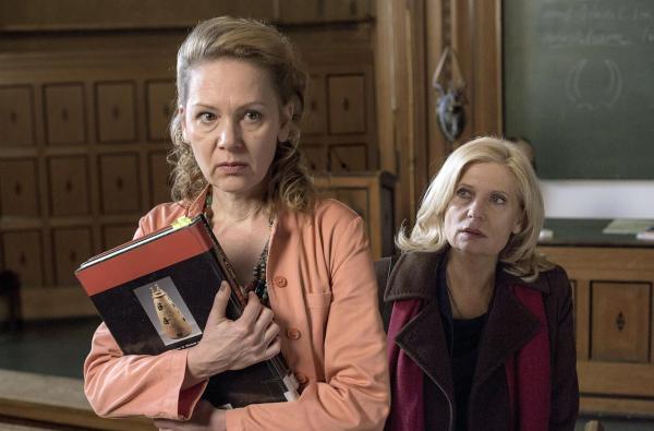 Bild 1 von 1: Antje Schmidt (Michaela Siebholz, l.); Isabel von Brede (Sabine Postel, r.)