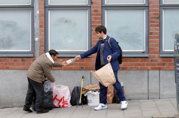 Bild 1 von 2: Der Film begleitet Menschen, die ausgerüstet mit Zangen und Tüten durch die Straßen ziehen - nicht aus Umwelteifer, sondern um zu überleben.