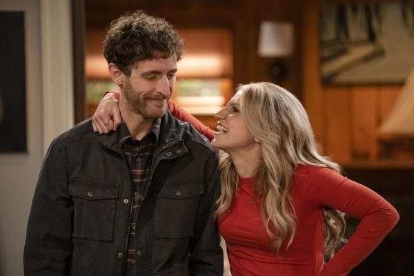 Bild 1 von 11: Drew Dunbar (Thomas Middleditch, l.); Gina Dabrowski (Annaleigh Ashford, r.)