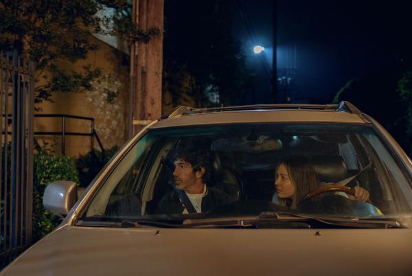 Bild 1 von 12: Nathan Bartlett (Chris Messina, l.); Ava Bartlett (Kaley Cuoco, r.)