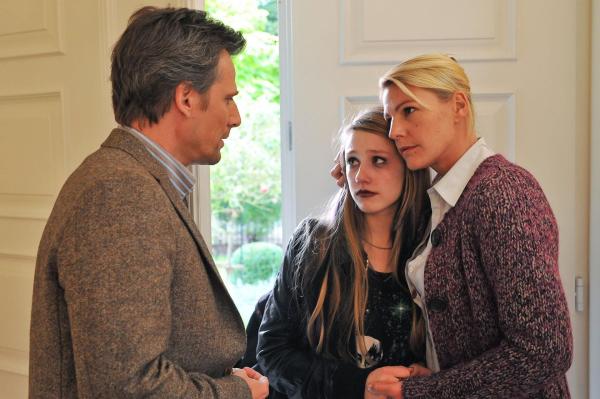 Bild 1 von 8: Für Horst Michalke (René Steinke, l.) läuft es beruflich gerade nicht so gut - und privat auch nicht: Die Beziehung zu seiner Frau Marion (Sophie Schütt, r.) und seiner pubertierenden Tochter Sandra (Lotte Flack, M.) ist in letzter Zeit etwas abgekühlt. Und seinem Sohn müsste er schon seit langem sagen, dass er adoptiert ist ...