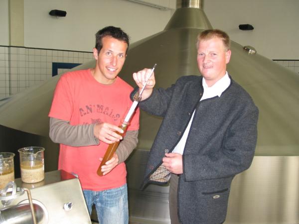Bild 1 von 3: Willi ist in der Brauerei Kulmbach mit dem Braumeister Martin, der ihm erklärt, was im Sudhaus passiert.