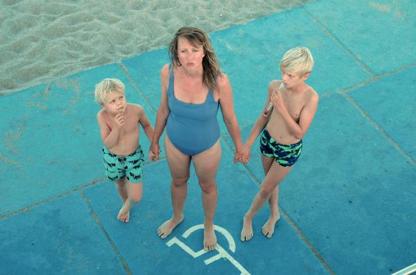 Bild 1 von 1: Die Alleinerziehende Fanny (Marie Denys) und ihre beiden Söhne (Baptist und Natan Mouquet) machen Sommerurlaub am Meer. Doch der verschmutzte Strand trübt die Idylle und offenbart eine überforderte Frau.