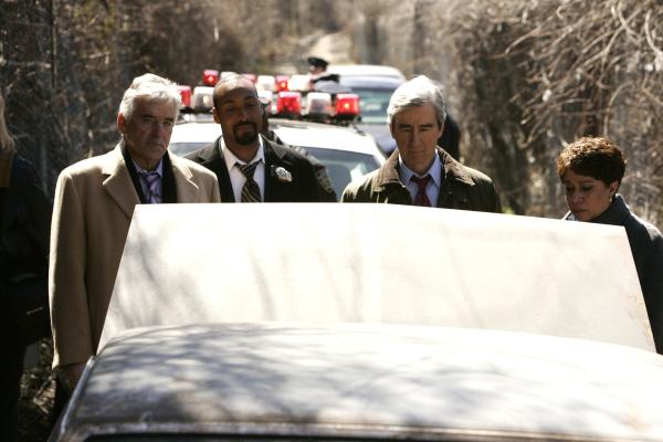 Bild 1 von 7: (l-r) Dennis Farina as Fontana, Jesse L. Martin as Green, Sam Waterston as McCoy, Annie Parisse as ADA Borgia, S. Epatha Merkerson as Van Buren -- NBC