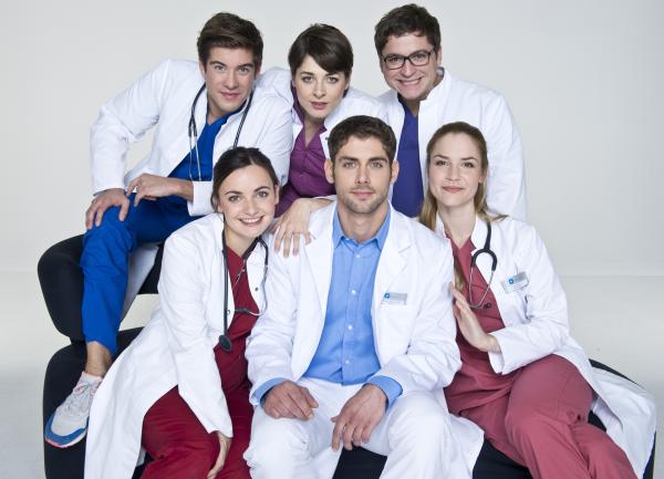 Bild 1 von 11: (vorne v.l.n.r.) Annika Rösler (Paula Schramm); Dr. Niklas Ahrend (Roy Peter Link); Julia Berger (Mirka Pigulla); (hinten v.l.n.r.) Ben Ahlbeck (Philipp Danne); Dr. Theresa Koshka (Katharina Nesytowa); Elias Bähr (Stefan Ruppe)