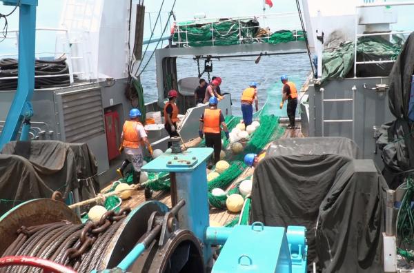 Bild 1 von 5: Die chinesischen Trawler bedrohen die Existenzen der Menschen im Fischerdorf Tombo.