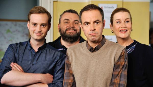 Bild 1 von 1: Paul Kleinert (Felix Eitner, 2. von rechts) ist not amused, Jonas Wolter (Jan Niklas Berg, links), Ollie Ollenhauer (Christoph Hagen Dittmann, 2. von links) und Frau Dr. Müller-Dietz (Alexa Maria Surholt, rechts) dagegen schon: Klara ist von ihrem neuen Verehrer Lutz abgeholt worden.