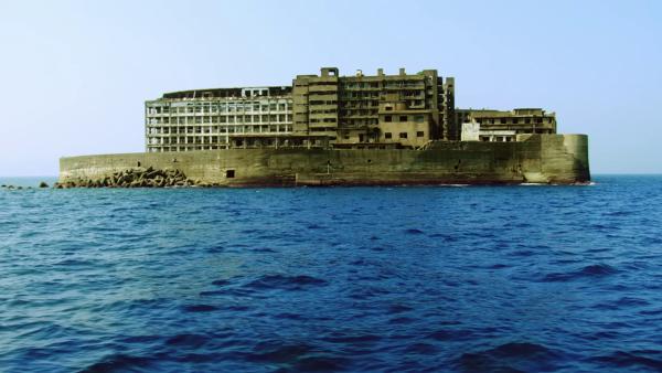 Bild 1 von 3: Welche wirtschaftlichen Entwicklungen führten dazu, dass die kleine japanische Insel Hashima, einst das meist bevölkerte Fleckchen Land weltweit, heute gänzlich verlassen ist?